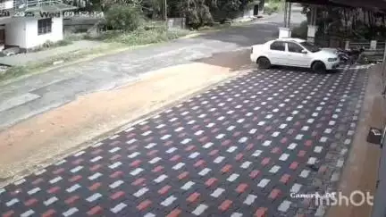 കാഞ്ഞിരപ്പള്ളി: പുഞ്ചവയലിൽ ബ്രേക്ക് നഷ്ടമായി ബസ് കടയിലേക്ക് ഇടിച്ച് കയറുന്നതിന്റെ സി.സി.ടി.വി ദൃശ്യം പുറത്ത്