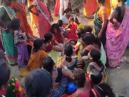 jahana kinjar road jhunathi  gaon ke aaspaas line Marne se ek ki maut kafi ghanton se jaam laga hua hai