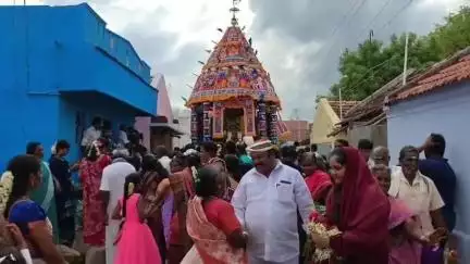 ஆத்தூர்: ராமநாயக்கன்பாளையம் முத்துமாரியம்மன் திருக்கோயில் திருத்தேர் விழா இஸ்லாமியர்களும் வடம் பிடித்து இழுத்தனர்