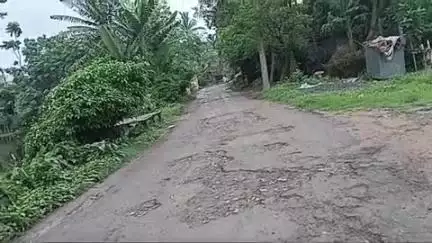 বারাসত ২: বারাসত দু নম্বর ব্লকের সরদার আটি থেকে মাগরি পর্যন্ত রাস্তার বেহাল দশা, নিম্নচাপের বৃষ্টিতে রাস্তায় কাদা #jansamasya