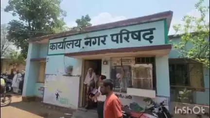 पटेरा: पटेरा नगर परिषद: कर्मचारियों को 4 माह से वेतन नहीं मिला, काम बंद कर सीएमओ को सौंपा ज्ञापन