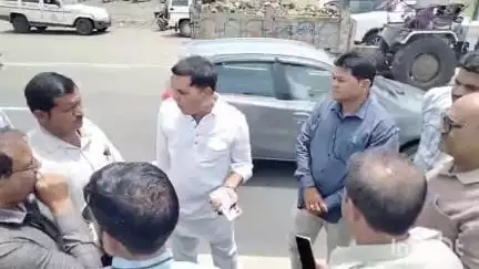 सरदारपुर: ग्राम धुलेट में बस स्टैंड पर सड़क हादसे के बाद विधायक, टीआई और नेशनल हाइवे के इंजीनियर पहुंचे घटनास्थल