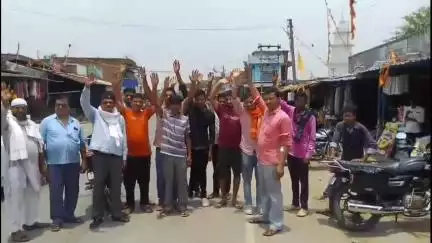 दुधि: बभनी बाजार में अघोषित बिजली कटौती से आक्रोशित उपभोक्ताओं ने किया प्रदर्शन,समाधान न होने पर आंदोलन की चेतावनी #jansamasya