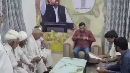 बावड़ी: गंगाणी गांव के युवक की रहस्यमयी मौत पर परिजनों ने जताई हत्या की आशंका, हनुमान बेनीवाल से की मुलाकात