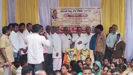 ಇಳಕಲ್‌: ನಗರದ ನಗರಸಭೆ ಕಚೇರಿಯ ಮುಂದೆ  ಪೌರಸೇವಾ ನೌಕರರ ಮುಷ್ಕರಕ್ಕೆ ವಿವಿಧ ಸಂಘಟನೆಗಳ ಬೆಂಬಲ