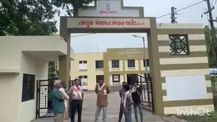 વાલોડ: વાલોડ તાલુકા પંચાયત ખાતે જઈ આદિવાસી પંચ ના આગેવાનો ધ્વારા વિરોધ કરાયો.