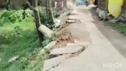 হরিশ্চন্দ্রপুর ১: রহমতপুর এলাকায় রাস্তার এক প্রান্ত ভেঙে পড়া কে কেন্দ্র করে দ্রুত কাজের দাবি এলাকাবাসীর#jansamasya