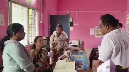 తునిలో పలు సచివాలయాలను ఆకస్మికంగా తనిఖీ చేసిన మున్సిపల్‌ ఛైర్మన్‌ నార్ల భువన రత్నాజీ