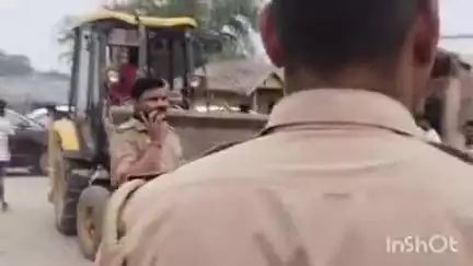 गढ़मुक्तेश्वर: तीर्थ नगरी ब्रजघाट पर जिला प्रशासन की मौजूदगी में पुलिस ने अवैध अतिक्रमण करने वालों के खिलाफ जेसीबी चलाकर की कार्रवाई
