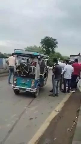 মিনাখাঁ: ঘুসিঘাটা সেতুর উপর বাসের ধাক্কায় আহত বাইক চালক
