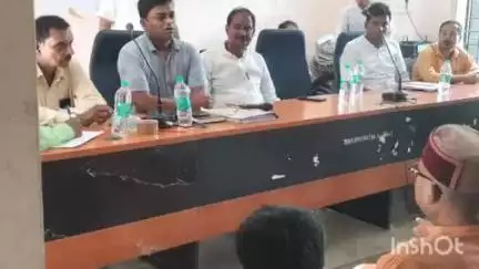 पतरघट: पतरघट प्रखंड के सभा कक्ष में 20 सूत्री की हुई बैठक, अध्यक्ष व उपाध्यक्ष हुए शामिल, विभिन्न मुद्दों पर हुई चर्चा