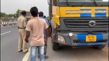 పాణ్యం మండల కేంద్రంలో జాతీయ రహదారిపై  డివైడర్ను ఢీ కొట్టిన కారు , అనంతరం టిప్పర్ ను ఢీ కొట్టింది