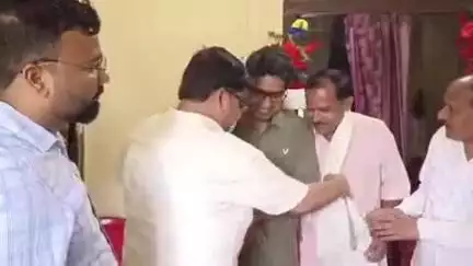 ठाकुरगंज: ठाकुरगंज प्रखंड के खानाबाड़ी गांव निवासी IFS आदित्य झा को पूर्व विधायक ने किया सम्मानित