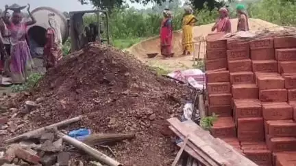 नोआमुंडी: कुम्रिता गांव स्थित बोनेस्वर् महादेव मंदिर में छत ढलाई का कार्य संपन्न