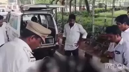 మంగళగిరి: తాడేపల్లి వారధి వద్ద బస్సు ఢీకొట్టిన ఘటనలో వృద్ధురాలికి తీవ్ర గాయాలు, ఆస్పత్రికి తరలించేందుకు ఏర్పాటు చేసిన మాజీ సీఎం