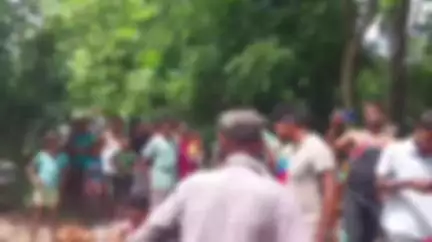 ধূপগুড়ি: ভালোবাসার স্বীকৃতির দাবিতে ডাউকিমারিতে প্রেমিকার বাড়ির সামনে ধর্নায় বসল এক প্রেমিক যুবক