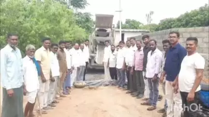 ఇల్లంతకుంట: సీసీ రోడ్డు నిర్మాణానికి భూమి పూజ చేసిన కాంగ్రెస్ నాయకులు