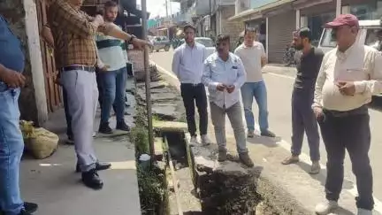 बेरीनाग: अधिकारियों ने बेरीनाग बाजार में बंद नालियों और कलमटों को खोलने को लेकर किया निरीक्षण