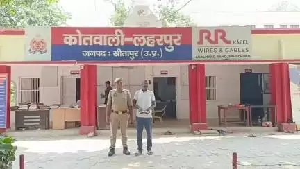 लहरपुर: लहरपुर कोतवाली पुलिस ने ग्राम लोनियन पुरवा के पास से एक शातिर अपराधी को अवैध शस्त्र के साथ किया गिरफ्तार