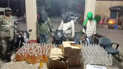 कुटुंबा: अंबा पुलिस की कार्रवाई में अलग-अलग बाइक से बिक्री के लिए शराब ढुलाई कर रहे 3 धंधेबाज गिरफ्तार, भारी मात्रा में शराब जब्त