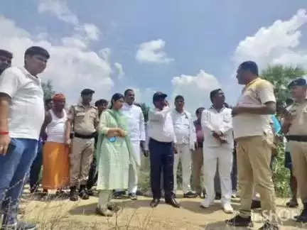 मदनपुर: दधपि गांव के पास केसहर नदी कैनाल के दोनों भाग और चैक डैम का डीएम और डीडीसी ने किया निरीक्षण