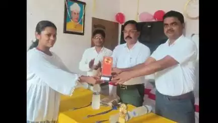 पत्थलगड्डा: पत्थलगड़ा में बिडीओ व सिओ ने 10वीं के प्रखंड टॉपर समेत अन्य छात्रों को किया सम्मानित
