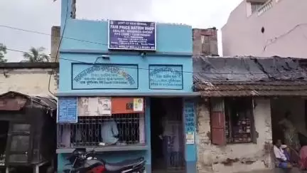 বেলডাঙা ১: বেলডাঙা বিধানসভার অন্তর্গত রাজাপুরে রেশন দোকান দূরে চলে যাওয়াই সমস্যায় এলাকার সাধারণ