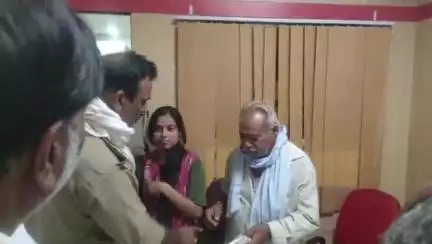 राठ: राठ कस्बे की इंडियन बैंक में टप्पेबाज महिलाओं ने बुजुर्ग के थैले से उड़ाए ₹49 हजार