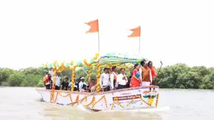उरण: महेंद्रशेठ घरत यांच्यातर्फे मुरबा गणेशभक्तांसाठी पॅसेंजर बोट!
 शुभांगीताईंच्या हस्ते पॅसेंजर बोटीचे जलावतरण