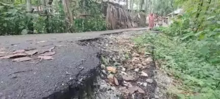 মাদারিহাট: বেহাল রাস্তা নিয়ে বৃহস্পতিবার ক্ষোভ প্রকাশ করলেন মাদারিহাটের আমবাড়ির পঞ্চায়েত সদস্য এবং বাসিন্দারা #jansamasya