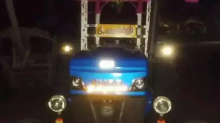 கண்டச்சிபுரம்: ஆற்காடு கிராமத்தில் ஏரியிலிருந்து கிராவல் மண் எடுத்து சென்ற இரண்டு டிராக்டர் பறிமுதல் தப்பி ஓடிய மர்ம நபர்கள் போலீசார் விசாரணை