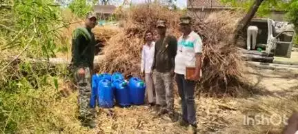 मदनपुर: थवई गांव के पास बसवारी से एलटीएफ की टीम ने 7 गैलन में 280 लीटर स्पिरिट किया बरामद