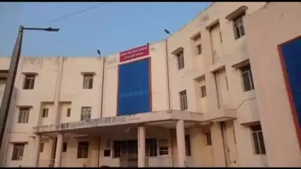 अरेराज: स्कूल में कक्षा संचालन के दौरान टेबल पर पैर रख आराम करने के मामले में दोषी शिक्षिका को निलंबित किया गया