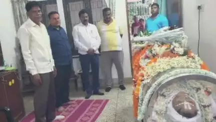 ସୁକିନ୍ଦା: ବିଜେବିନଗର ବାସଭବନରେ ପୂର୍ବତନ IG କୁଳମଣି ଦେଓଙ୍କ ଶେଷ ଦର୍ଶନ କଲେ ମନ୍ତ୍ରୀ ପ୍ରଦୀପ ବଳସାମନ୍ତ