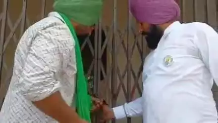कलीनगर: कलीनगर में विद्युत उप केंद्र पर किसानों ने किया प्रदर्शन, ताला लगाकर कहा- 18 घंटे मिलनी चाहिए बिजली