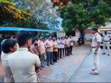 మణుగూరు: ట్రాఫిక్కు అంతరాయం కలిగించేలా ఆటోలు నిలపరాదని ఆటోడ్రైవర్లకు అంబేద్కర్ సెంటర్ ట్రాఫిక్ విషమై వాహందారులకు సూచనఎస్ఐ ప్రసాద్