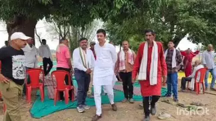रायपुर कर्चुलियान: मनकहरी में वरिष्ठ अधिवक्ता देवेंद्र तिवारी के छोटे भाई के निधन उपरांत शोक संवेदना व्यक्त करने पहुंचे भाजपा उपाध्यक्ष संज