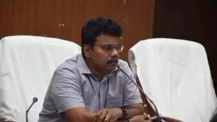 डुमरियागंज: जिलाधिकारी की अध्यक्षता में कलेक्ट्रेट सभागार में विकास विभाग एवं ग्राम्य विकास विभाग के कार्यों की समीक्षा बैठक हुई