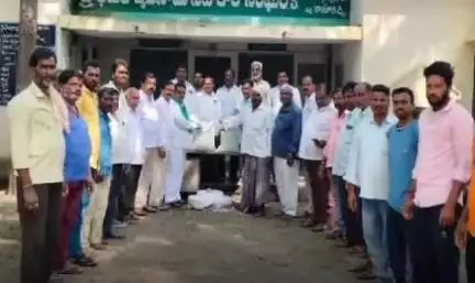 భిక్కనూర్: రైతులను రాష్ట్ర ప్రభుత్వం ఆదుకుంటుంది భిక్కనూరులో : భిక్కనూరు సొసైటీ అధ్యక్షులు భూమయ్య