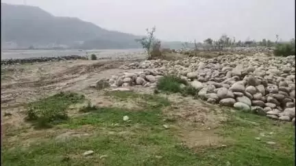 सिंचाई विभाग के बाढ़ राहत कार्यों में धांधली के आरोप, कलेसर में मौके से पत्थर लगाने का आरोप