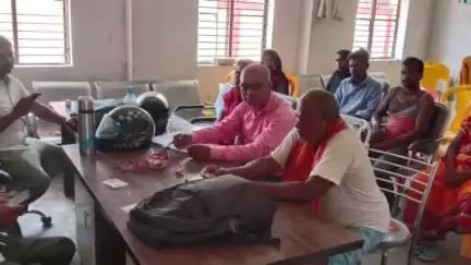 जोगापट्टी: नवलपुर पंचायत सरकार भवन में आयुष्मान कार्ड बनवाने के लिए लगा विशेष कैंप, स्वास्थ्य सुविधाओं का मिलेगा लाभ