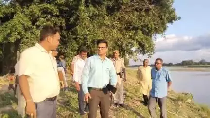 खजौली: खजौली में बाढ़ पूर्व तैयारी को लेकर एसडीओ ने तटबंधों का निरीक्षण किया