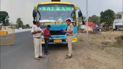 कुरई: यातायात नियमों का उल्लंघन करने पर सिवनी पुलिस ने विभिन्न क्षेत्रों में बसों पर की कार्रवाई