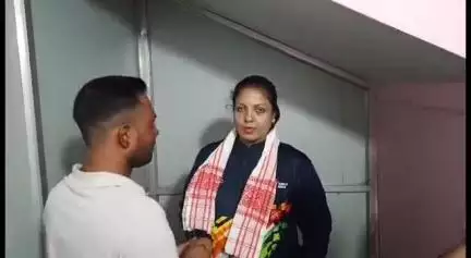 বৰমা ভাগ: ৰাষ্ট্ৰীয় পৰ্যায়ৰ খেলো ইণ্ডিয়া বিচ গেমছত ব্ৰঞ্জৰ পদক লাভ কৰা ৰমেলা খাতুনক বৰপেটাৰোডত জিলা পেনচাক চিলাট সন্থাৰ সম্বৰ্ধনা