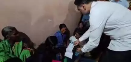 खेड: महसूल राज्यमंत्री योगेश कदम यांच्याकडून वणंद येथील कोळंबे कुटुंबियांचे केले सांत्वन; दिला ४ लाखाचा मदतीचा धनादेश