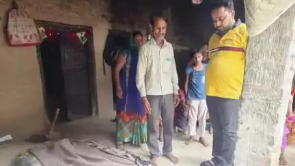 इटवा: कपिया लोहटी में बब्लू की मां के निधन पर नगर पंचायत अध्यक्ष ने उनके आवास पर पहुंचकर व्यक्त की शोक संवेदना