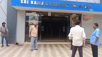 పట్టణంలోని శాంతి టాకీసు, శ్రీరామ, శ్రీ కృష్ణ థియేటర్లను తనిఖీ చేసిన: నందికొట్కూరు తాసిల్దార్ శ్రీనివాసులు