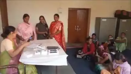 कोटड़ा: झाड़ोल में पोषण अभियान के तहत स्मार्टफोन का वितरण किया गया