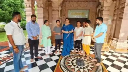 સંખેડા: શહેરના પંચેશ્વર મહાદેવ મંદિર ખાતે વડોદરાના પૂર્વ સાંસદ અને ધારાસભ્ય એ દર્શન કર્યા.