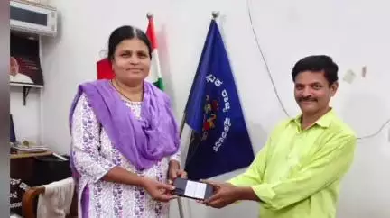ಇಳಕಲ್‌: ನಗರದಲ್ಲಿ ಕಳ್ಳತನವಾಗಿದ್ದ ಮೊಬೈಲ್‌ಗಳನ್ನು ವಾರಸುದಾರರಿಗೆ ಹಸ್ತಾಂತರಿಸಿದ ಪಿಎಸ್‌ಐ ನಾಯಕ